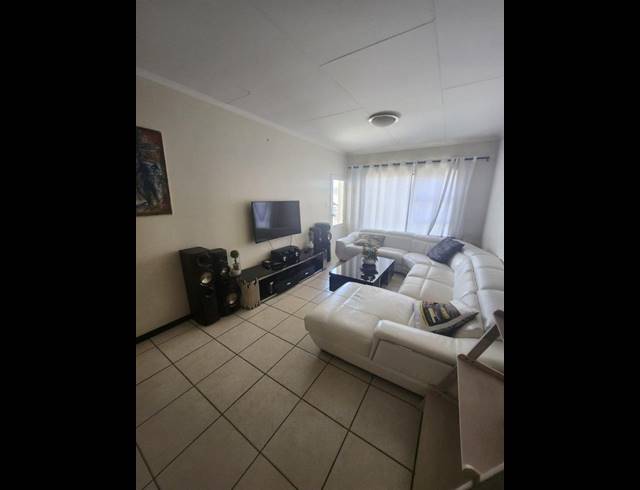 2 BEDROOM TOWNHOUSE FOR SALE IN OAKDENE